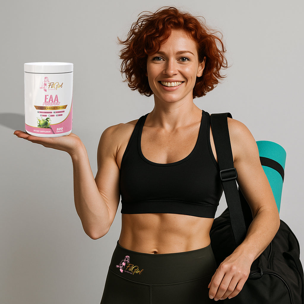 Vrouw met kort rood haar houdt EAA supplement vast in sportschool – aminozuren voor vrouwen – FitGirl Nutrition Nederland